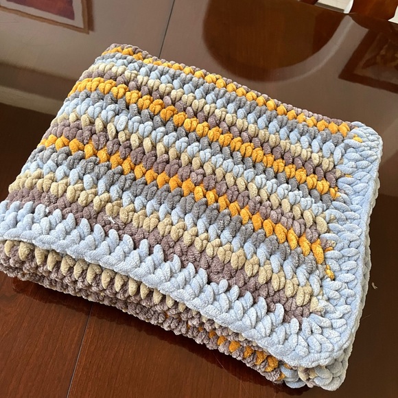 #2970 ‼️1 OF A KIND‼️NEW‼️ Handmade Chunky Chenille Lapghan